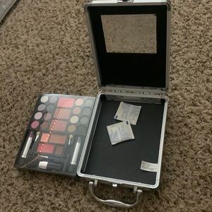 Selling make up kit
